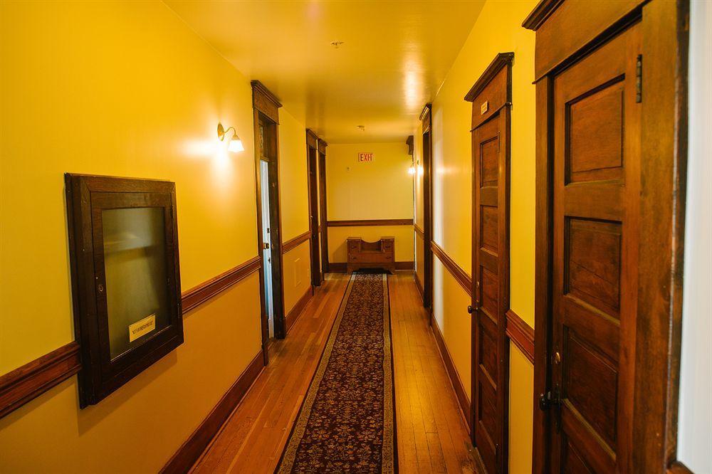 Royal Hotel تشيليواك المظهر الخارجي الصورة