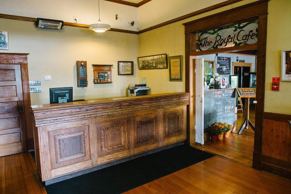 Royal Hotel تشيليواك المظهر الخارجي الصورة