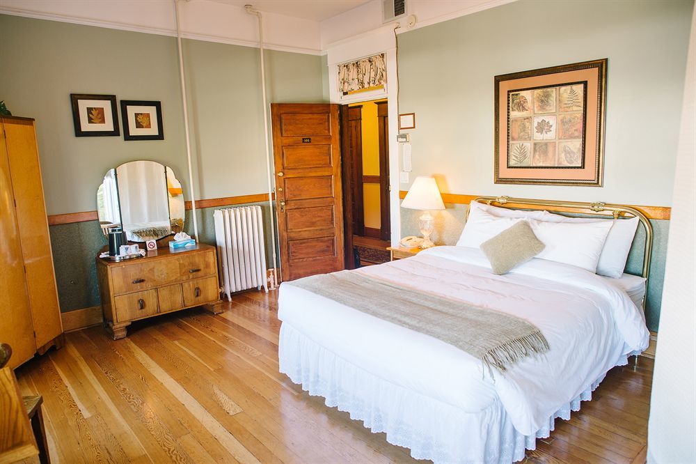 Royal Hotel تشيليواك المظهر الخارجي الصورة