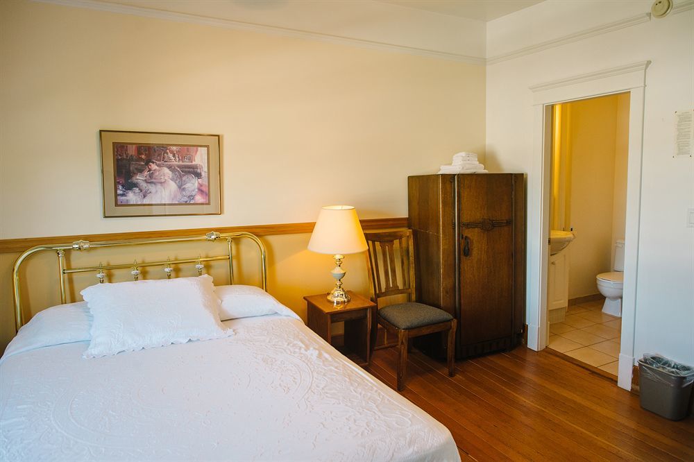 Royal Hotel تشيليواك المظهر الخارجي الصورة